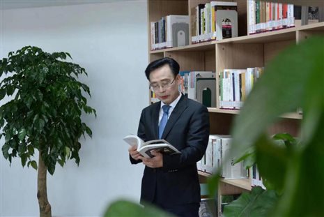 黄开福在图书馆